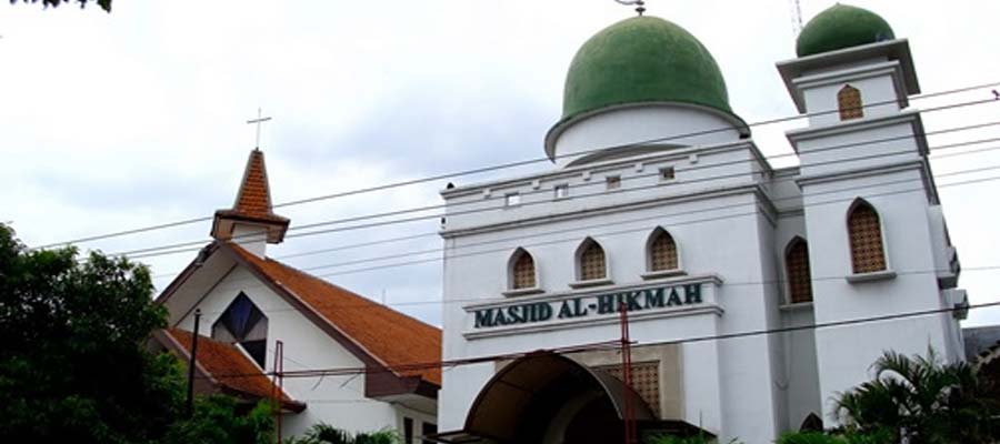 Masjid Al-Hikmah dan Gereja Joyodiningratan